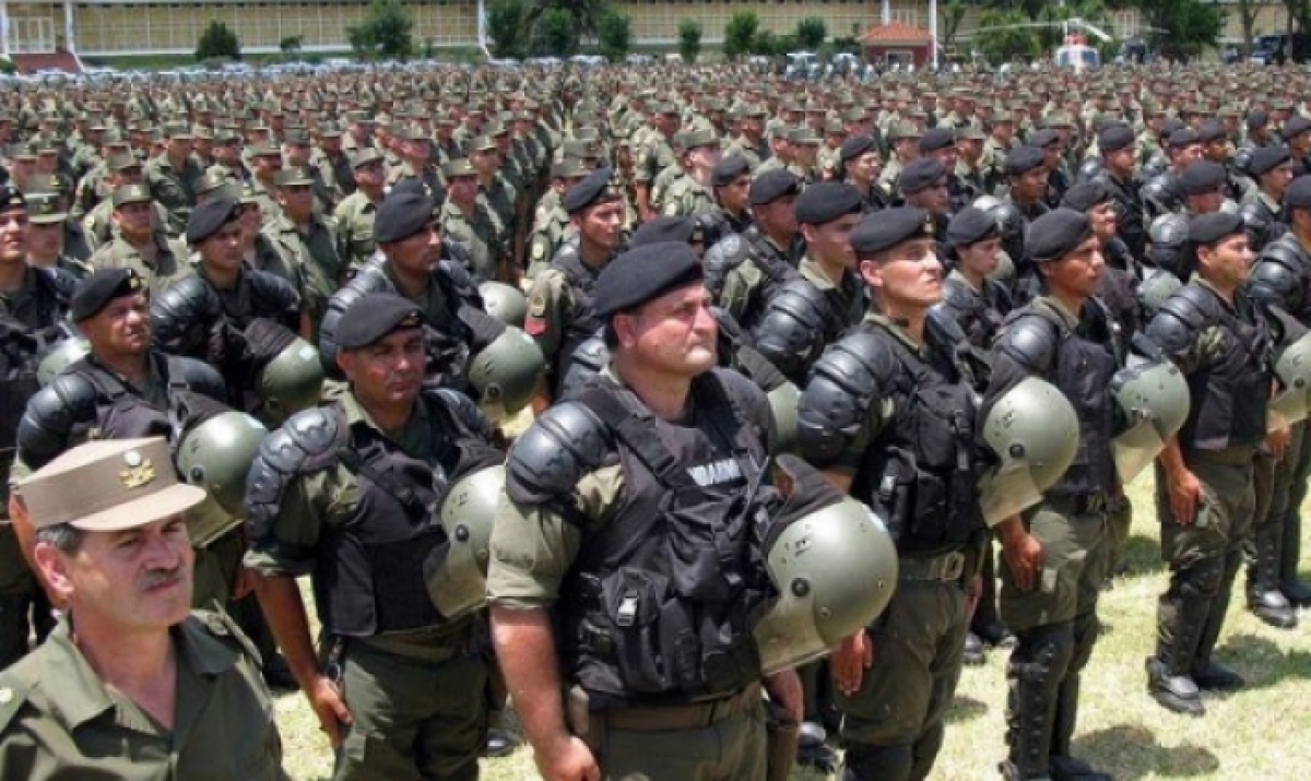 Efectivos de Gendarmería Nacional en formación